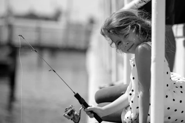 Αστείο Κοριτσάκι Πιάνει Ένα Ψάρι Από Καλάμι Ψαρέματος — Φωτογραφία Αρχείου