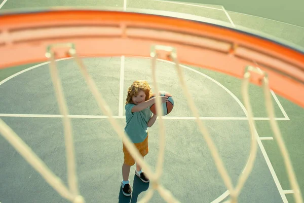 Winkelblick Von Oben Auf Fliegendem Ball Zum Korb Vom Kind — Stockfoto