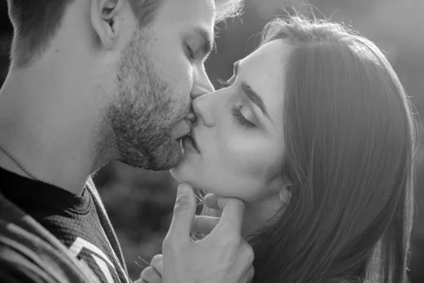 Dois Beijos Cara Tocante Êxtase Prazer Dar Beijo Jovem Amante — Fotografia de Stock
