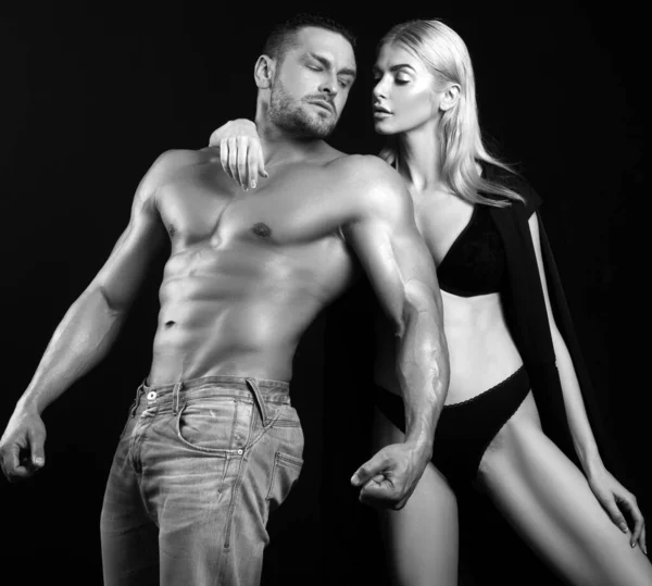 Homme Masculin Musclé Posant Avec Femme Sur Fond Noir Fond — Photo