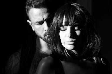 Romantik çiftler aşklarını hissederler. Birbirine aşık genç bir çift. Seksi, tutkulu çift kucaklaşması. Duygusal çift stüdyoda birlikte poz veriyor. Yakışıklı genç aşıklar.