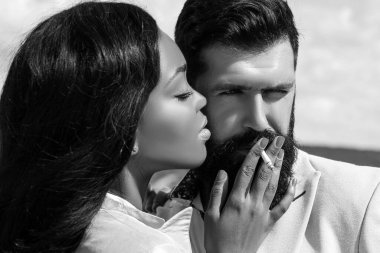 Tutkulu randevu ve aşk. Birbirine aşık romantik bir çift birbirine bakıyor. Arzuyu hissetmek. Tutkulu şehvetli aşıklar sevişmekten zevk alıyorlar. Baştan çıkarma konsepti