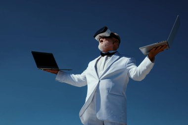 İş adamı, VR 'da olgun. Sanal gerçeklik. Gelecekteki teknoloji konsepti. 3D gözlüklü ve dizüstü bilgisayarlı adam.