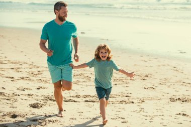 Baba ve çocuk dışarıda oynuyorlar. Mutlu aile kavramı