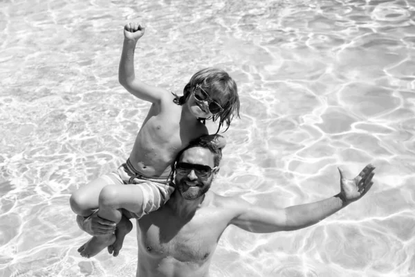 Πατέρας Και Γιος Στην Πισίνα Στο Θέρετρο Αγόρι Τον Μπαμπά — Φωτογραφία Αρχείου