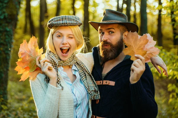 Jesień Portret Zabawna Para Miłości Wink Szczęśliwa Para Jesienny Spacer — Zdjęcie stockowe
