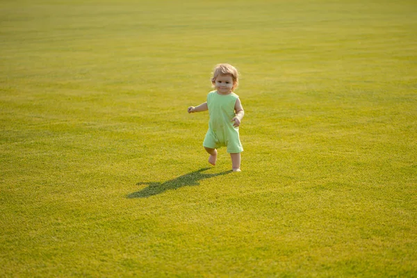健康な子供だ 赤ちゃん男の子幼児は明るい春の日に公園を歩く — ストック写真