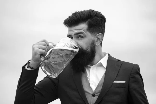 Mann Klassischen Anzug Trinkt Bier Der Bärtige Typ Klassischen Outfit — Stockfoto