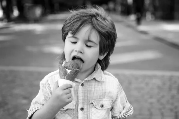 Crianças Junk Food Criança Comer Sorvete Livre Deliciosos Lanches Verão — Fotografia de Stock