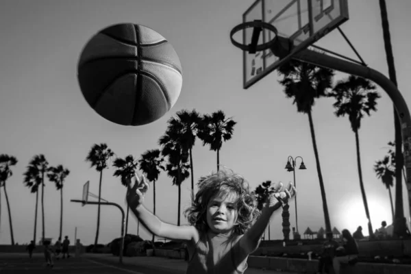 Roztomilý Chlapeček Hraje Basketbal Aktivní Děti Těší Venkovní Hru Basketbalem — Stock fotografie