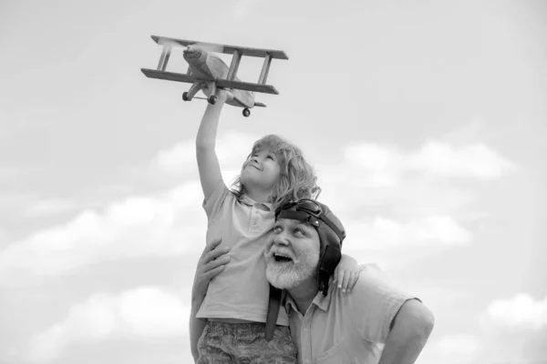 爷爷和儿子喜欢在蓝天和飞机一起玩 可爱的孩子与爷爷在户外玩耍 世世代代 — 图库照片
