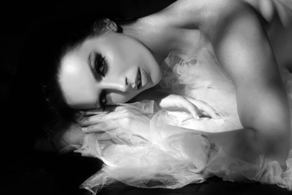 Модель Сексуальним Тілом Красива Сексуальна Дівчина Позує Оголеною Чорній Сукні — стокове фото