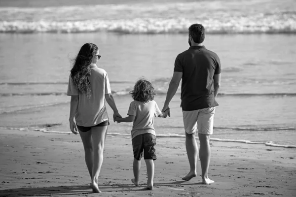 Πίσω Όψη Της Νεαρής Ευτυχισμένης Οικογένειας Στις Διακοπές Στην Παραλία — Φωτογραφία Αρχείου