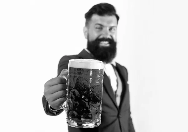 Άντρας Χέρι Κρατήστε Ένα Ποτήρι Μπύρα Επιλεκτική Εστίαση Ιδέα Του — Φωτογραφία Αρχείου