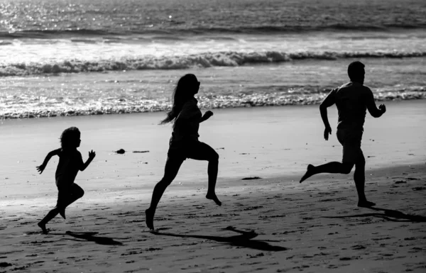 Fitness Οικογένεια Τρέχει Μια Αμμώδη Παραλία Πατέρας Της Αθλητικής Οικογένειας — Φωτογραφία Αρχείου