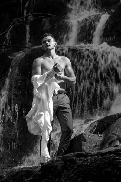 Geschäftsmann Zieht Sich Wasserfall Zum Schwimmen Aus Geschäftsreise Sommerurlaub Auf — Stockfoto