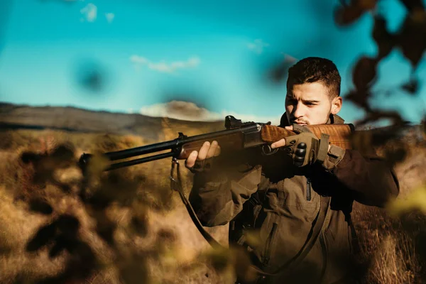 Avcı Avda Tüfeği Tabancası Ile Ördek Avı Süreci Geleneksel Çekim — Stok fotoğraf