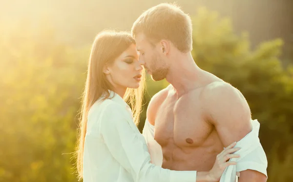 年轻夫妇在日落时互相拥抱 爱情故事 — 图库照片