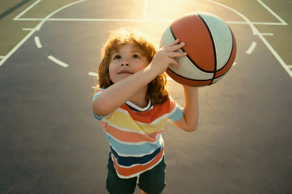 Glücklicher Kleiner Junge Der Basketball Auf Dem Spielplatz Spielt Sport — Stockfoto