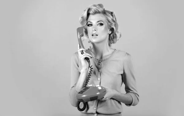 Vezetékes Telefonról Beszél Retro Stílusban Rózsaszín Háttérrel Elszigetelve Telefonbeszélgetés Portré — Stock Fotó