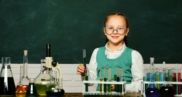 Vissza Iskolába Otthon Tanulni Gyerek Tanul Osztályban Háttérben Tábla Biológia — Stock Fotó