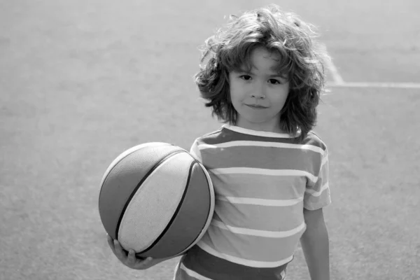 Baloncesto Niños Juego Entrenamiento Retrato Niño Deportivo Niño Posando Con —  Fotos de Stock