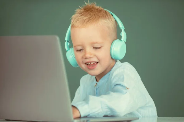 Rapaz Escola Inteligente Aluno Bonito Usa Fones Ouvido Escrevendo Laptop — Fotografia de Stock