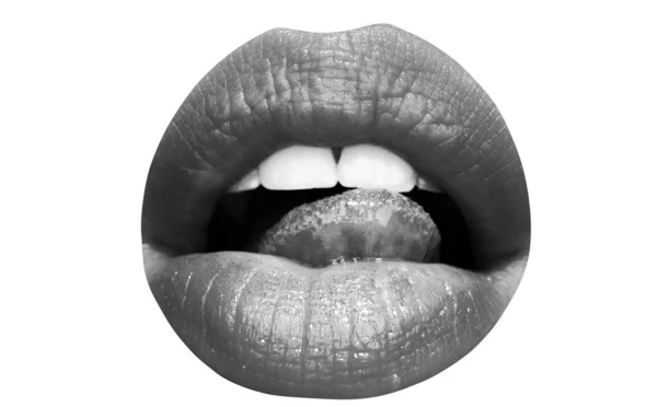 女性的嘴和白色的牙齿 孤立地嘴唇与红色口红和舌头舔嘴唇 张开女性的嘴 — 图库照片