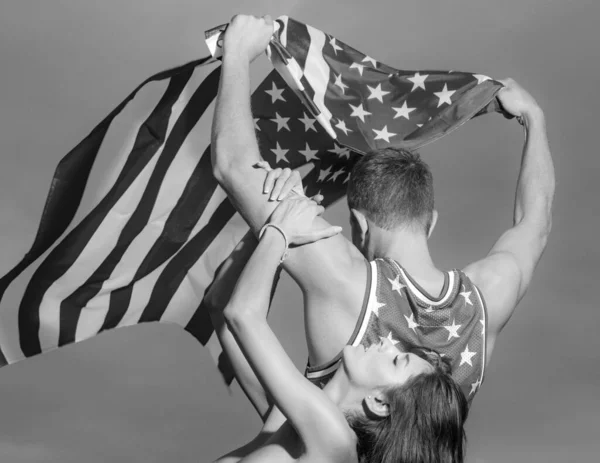 情侣们在7月4日庆祝独立日 并举着美国国旗 爱国夫妇为他们的国家感到自豪 赤身裸体 举着国旗的女人 — 图库照片