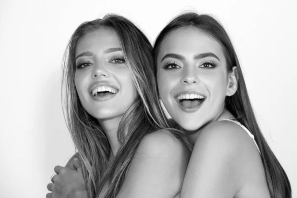 Cerca Cara Lindos Modelos Sonrientes Felices Retrato Moda Dos Chicas —  Fotos de Stock