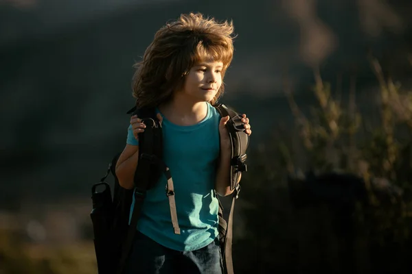 Sırt Çantalı Bir Çocuk Manzaralı Dağlarda Yürüyüş Yapıyor Çocuk Yerel — Stok fotoğraf