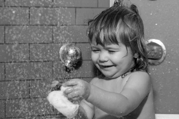 Criança Toma Banho Chuveiro Bebé Banho Criança Feliz Com Espuma — Fotografia de Stock
