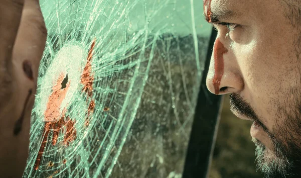 Überlebte Verletzt Latino Mann Mit Wundverletzungen Schaut Durch Zerbrochenes Glas — Stockfoto