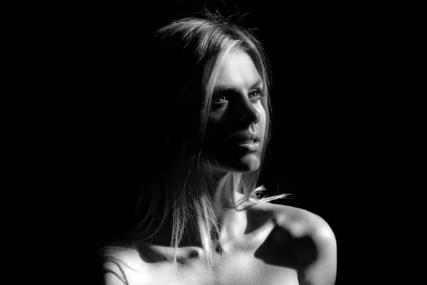 Σέξι Πανέμορφη Γυναίκα Σκιές Στο Όμορφο Πρόσωπο Μαύρο Στούντιο — Φωτογραφία Αρχείου