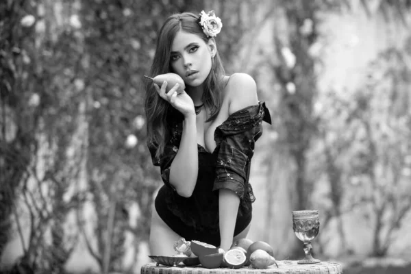 若い女性は屋外の庭で梨を食べる 健康的なベジタリアン食品 セクシーな若い女性と健康的な菜食主義者の食べ物 — ストック写真