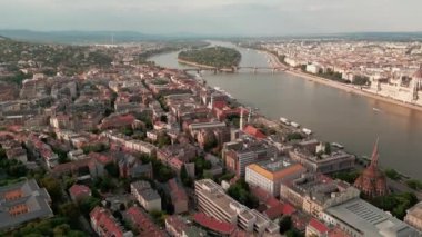 Budapeşte şehri Tuna Nehri 'nin ufuk çizgisi. Budapeşte, Macaristan. Budapeşte binasının hava manzarası. Macaristan şehir manzarası. Avrupa 'da seyahat ve turizm. Budapeşte Panoraması