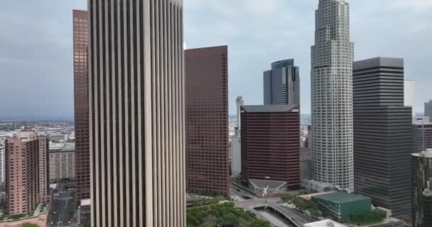 ロサンゼルスのダウンタウンの高層ビル Laをドローンで飛行し 空中からの眺め 2022年6月1日米国カリフォルニア州ロサンゼルス — ストック動画