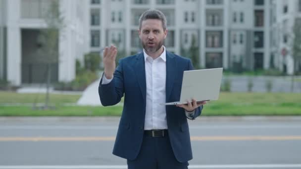 Seriöser Geschäftsmann Der Laptop Arbeitet Schöner Geschäftsmann Formellen Anzug Blick — Stockvideo