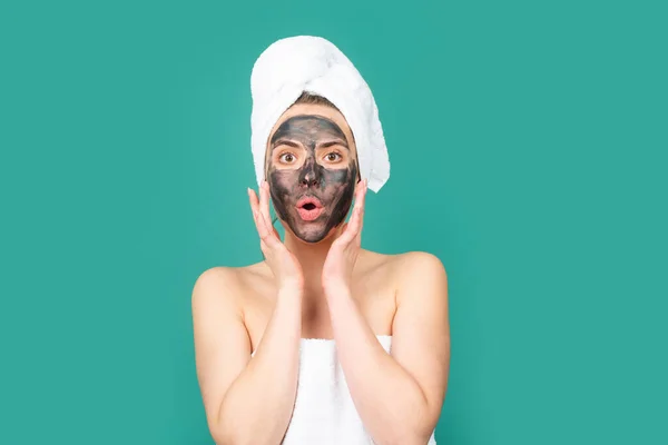 Maska Dřevěným Uhlím Kosmetika Kosmetika Dermatologie Žena Černou Hliněnou Maskou — Stock fotografie