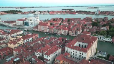 Venedik, İtalya 'nın havadan görünüşü. Bazilika, Büyük Kanal. Venedik silueti. İnsansız hava aracından Venedik Panoraması