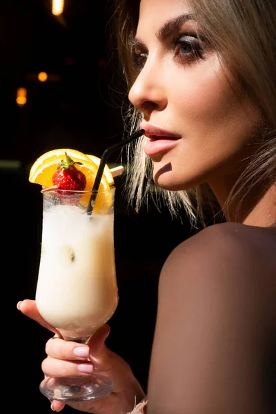 Modèle Mode Tenue Été Élégante Profitant Cocktail Tenant Cocktail Alcool — Photo