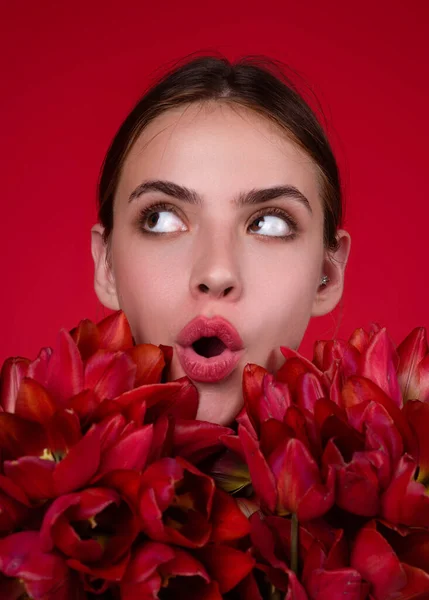 Surprised Woman Face Flowers Beautiful Sensual Woman Hold Tulips Bouquet — Foto de Stock