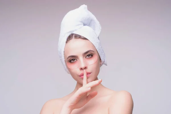 眼部补丁眼部补丁头戴毛巾的年轻女人用面部眼罩护肤 眼科治疗 化妆品贴片凝胶 面部水凝胶眼罩 — 图库照片