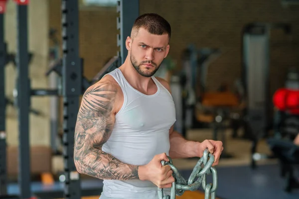 Muskulöse Männer Stemmen Gewichte Kraftvolles Männliches Fitnessmodel Beim Workout Fitnessstudio — Stockfoto