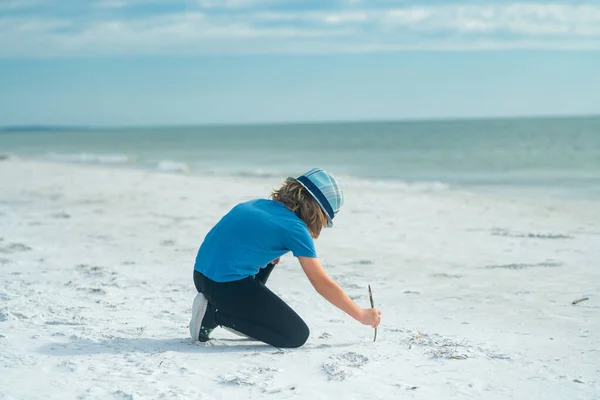 Sommerferienkonzept Glückliches Kleines Kind Beim Zeichnen Auf Sand Sandstrand Reise — Stockfoto