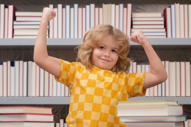 Okula dönelim. Bir yığın kitabı olan bir öğrenci. Çocuklar okul kütüphanesinde kitap hikayesinin keyfini çıkarıyorlar. Çocukların hayal gücü, edebiyata olan ilgisi. Zeki çocuklar. Sınıfta çocuk eğitimi kitabı okudu