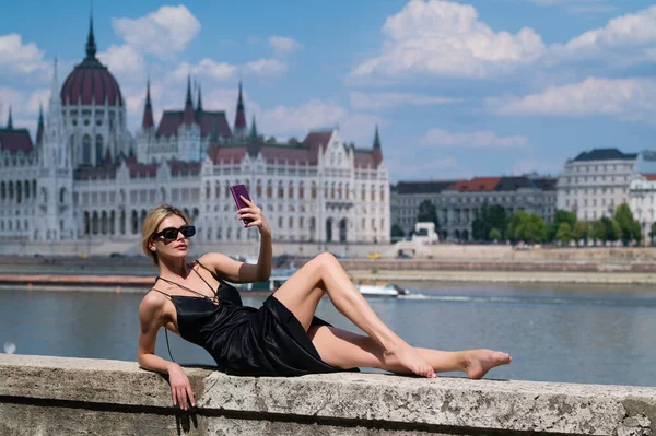 Sexy Žena Slavné Destinaci Budapešti Parlamentu Maďarsku Elegantní Mladá Dáma — Stock fotografie