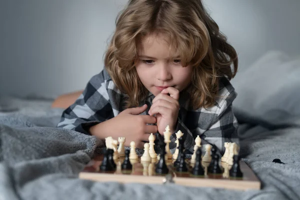 Ребенок Играет Шахматы Кровати Ребенок Думает Шахматах Умный Умный Умный — стоковое фото