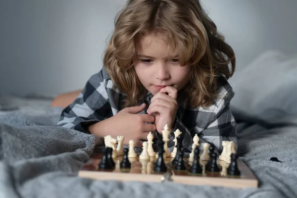 Mulher Ensinando Crianças a Jogar Xadrez Na Escola Foto de Stock