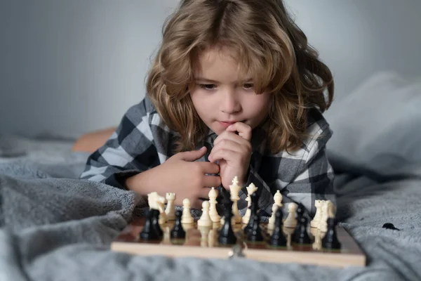 Jogar Xadrez Infantil. Xadrez Para Crianças Inteligentes. Criança Gênio  Aluno Inteligente Jogando Jogo De Tabuleiro Lógico. Rapaz Imagem de Stock -  Imagem de gênio, passatempo: 273189041